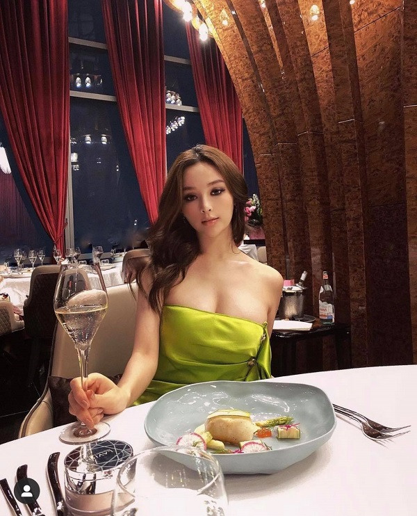 Kể từ năm 2013, cô rút khỏi cuộc sống showbiz và kết hôn với doanh nhân khét tiếng sở hữu chuỗi nhà hàng, khách sạn hạng sang, sinh 2 nhóc tì và sống sung sướng như một nữ hoàng trong căn biệt thự lên đến 100 tỷ đồng giữa trung tâm Sài Thành.