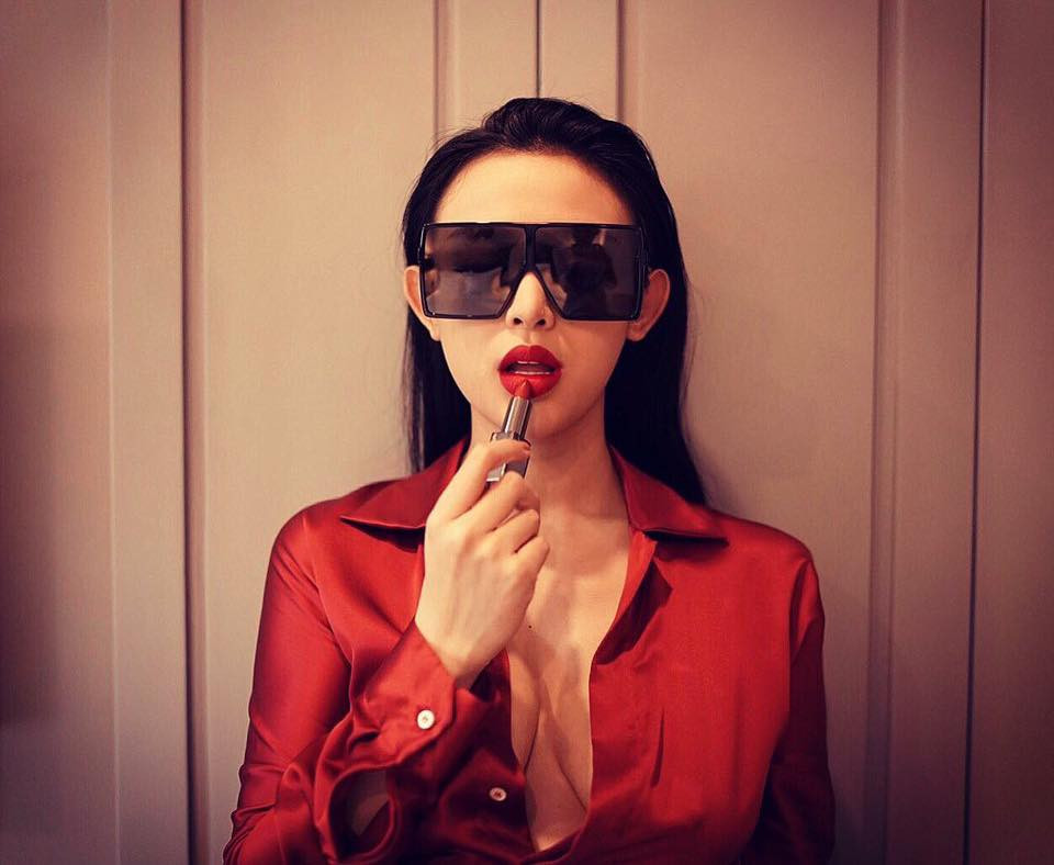 Huyền Baby cũng lăng xê áo sơ mi bỏ 2 cúc đầu, khoe vòng 1 gợi cảm chẳng kém cạnh nhiều mỹ nhân Việt khác như HH Kỳ Duyên, siêu mẫu Minh Triệu.