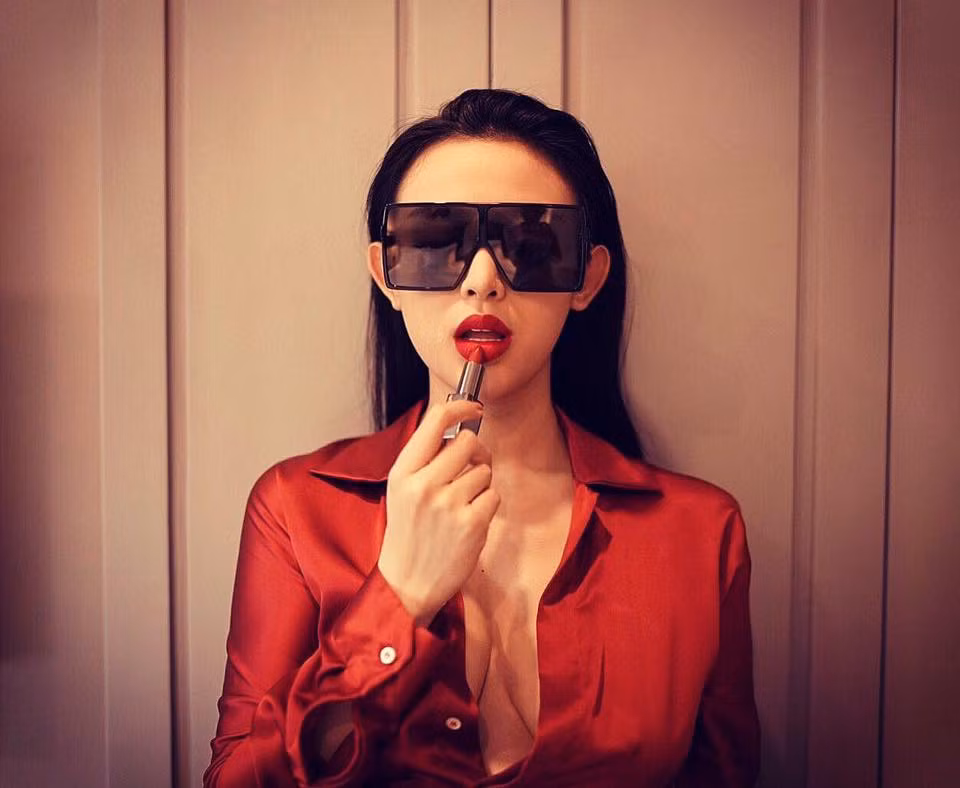 Huyền Baby cũng lăng xê áo sơ mi bỏ 2 cúc đầu, khoe vòng 1 gợi cảm chẳng kém cạnh nhiều mỹ nhân Việt khác như HH Kỳ Duyên, siêu mẫu Minh Triệu.