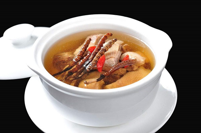 Trong đông trùng hạ thảo có chứa nhiều loại axit amin, nhiều vitamin khoáng chất giúp người dùng đẩy lùi lão hoá, luôn giữ được vẻ ngoài tươi trẻ.