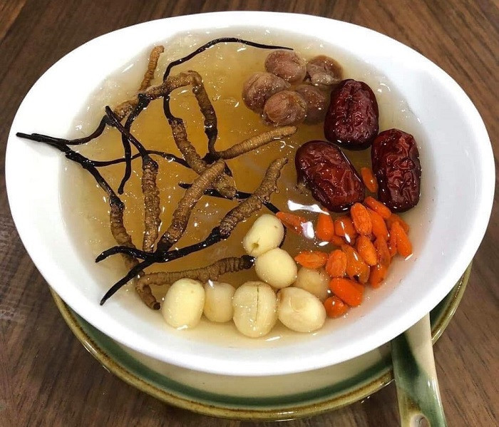 Không tự nhiên gì mà đông trùng hạ thảo lại được đánh giá cao như thế, khi cả giới Đông y và Tây y đều ghi nhận những tác dụng tuyệt vời của của loại “tiên dược” này với sức khoẻ, đặc biệt là việc hỗ trợ nhan sắc cho phái nữ.