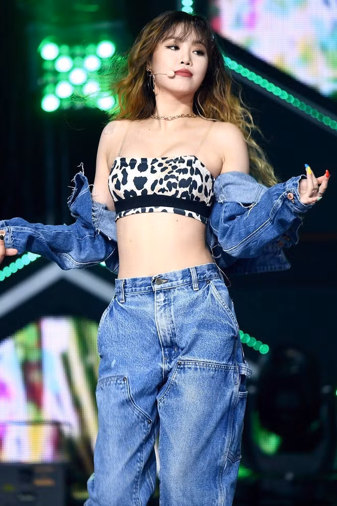 Soo Jin (G)I-DLE chuộng áo quây, croptop, váy bó sát để tôn lên vóc dáng “bốc lửa”.