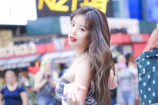 Soo Jin sinh năm 1998, đảm nhận vai trò nhảy chính, rap và hát trong nhóm (G)-IDLE. Dù có chiều cao khiêm tốn, nữ idol có tỷ lệ cơ thể, đường cong hoàn hảo.