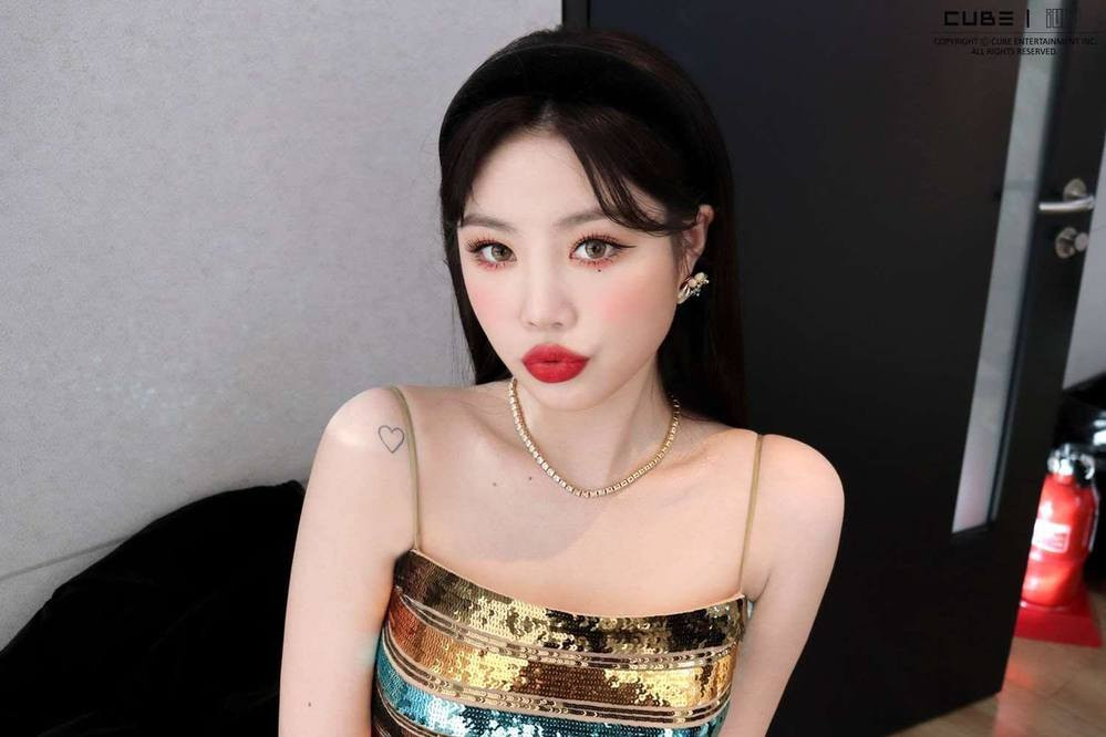 Công ty quản lý tuyên bố Seo Soo Jin rời nhóm (G)I-DLE từ ngày 14/8 vì bạo lực học đường. Trước khi có thông báo rời nhóm, Seo Soo Jin từng gây chú ý với cách ăn mặc sexy.