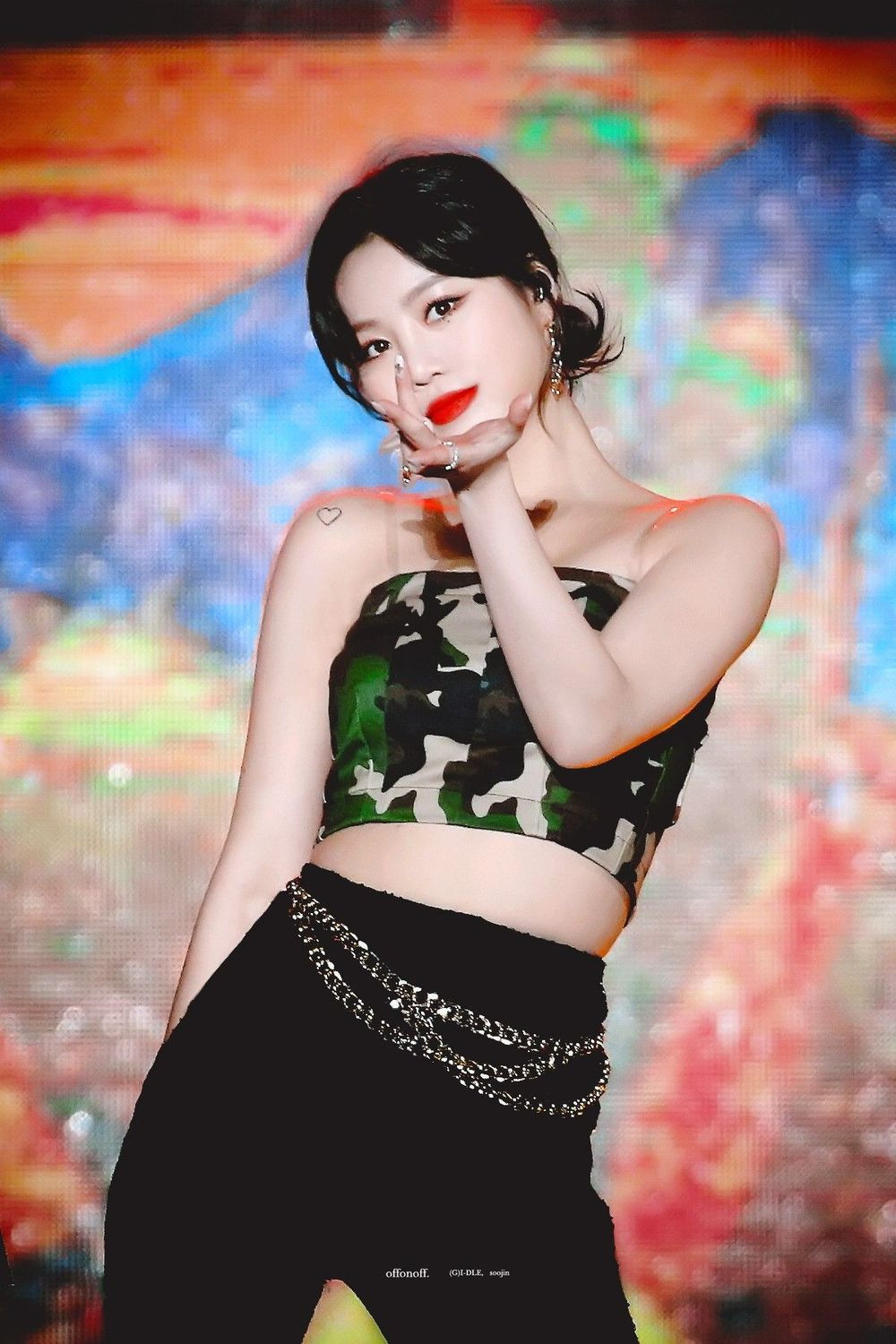 Trước sự nổi tiếng bùng nổ của Soo Jin vào cuối năm 2018, công ty quản lý càng nhấn mạnh vào hình tượng quyến rũ và thân hình bốc lửa của cô.