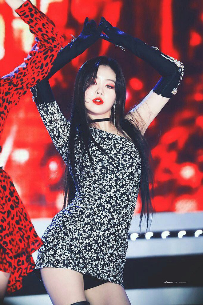 So với trang phục của thành viên cùng nhóm, ca sĩ 23 tuổi luôn được cho mặc những thiết kế ngắn hơn hoặc cúp ngang ngực để tôn vòng một.