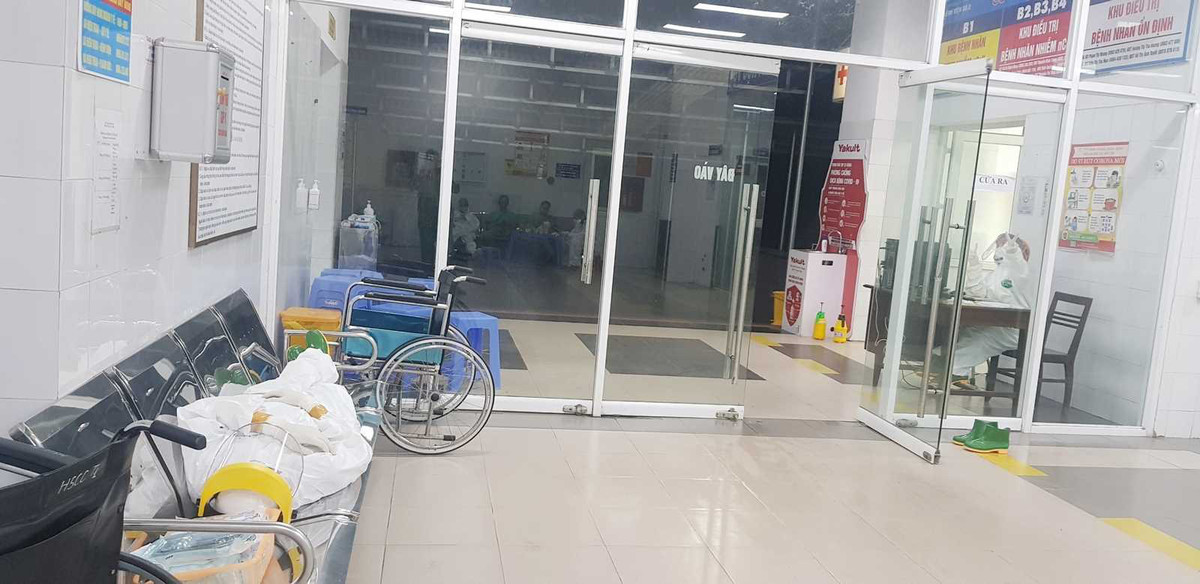 Một nhân viên y tế đang tranh thủ chợp mắt để chờ tiếp bệnh nhân tiếp theo. Ảnh: Dân Việt.