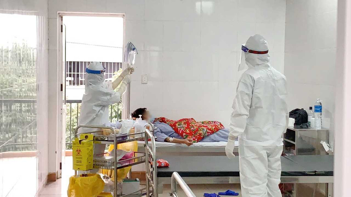 Tất cả các y bác sĩ tham gia vào công tác điều trị cho bệnh nhân COVID-19 tại Bệnh viện Số 2 đều nghiêm túc thực hiện các hướng dẫn của Bộ Y tế và đảm bảo các nguyên tắc về chống dịch cao nhất. Ảnh: Dân Việt.