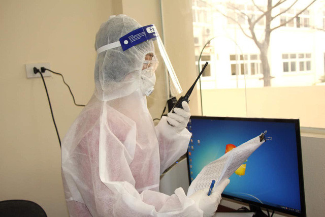 Để đảm bảo điều trị tốt nhất cho các bệnh nhân mắc COVID-19, bệnh viện Dã chiến số 2 của Hải Dương đã chia đội ngũ cán bộ, nhân viên y tế thành 4 kíp điều trị theo 3 ca. Ảnh: VTV.