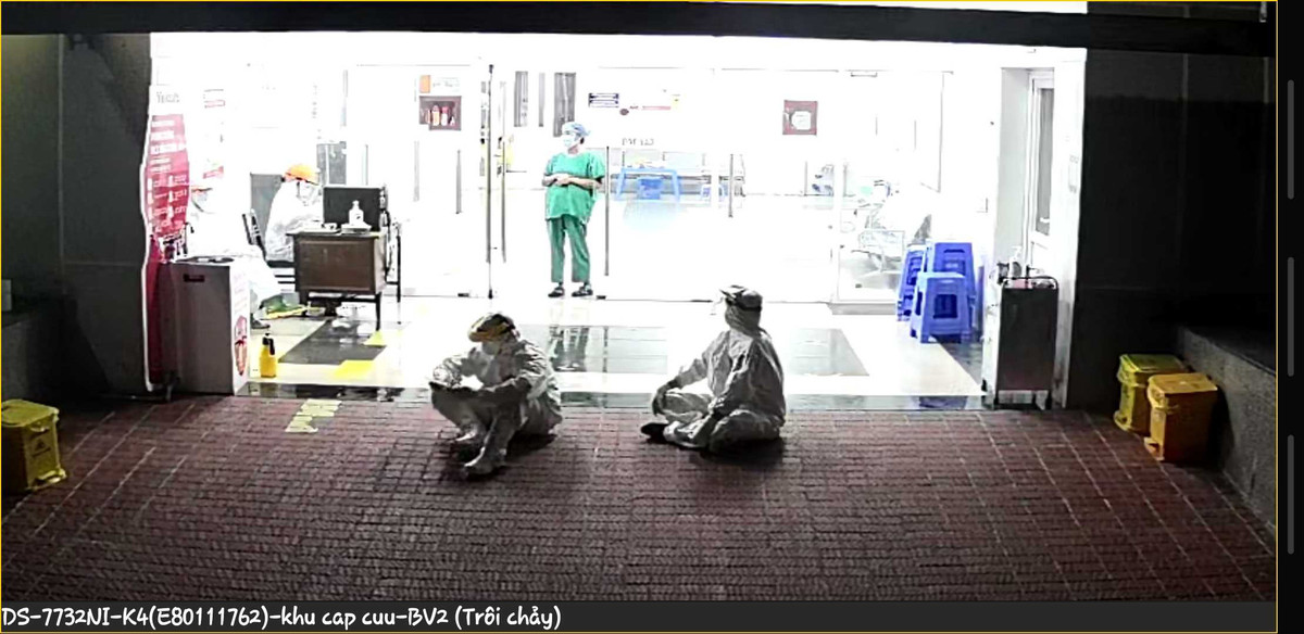 Phút nghỉ ngơi hiếm hoi của nhân viên y tế khi miệt mài ngày, đêm tiếp nhận và chăm sóc bệnh nhân COVID-19. Ảnh: Dân Việt.