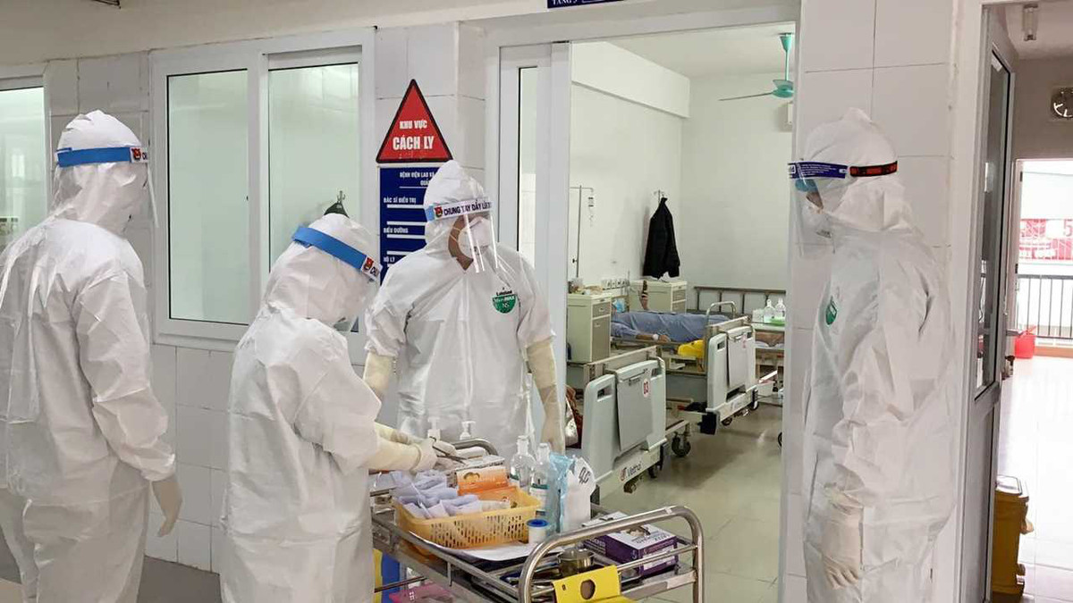 Mặc dù áp lực công việc lớn nhưng mỗi y, bác sĩ làm việc tại Bệnh viện Phổi Quảng Ninh đều nỗ lực hết mình với mong muốn điều trị tốt nhất cho người bệnh, góp phần đẩy lùi dịch bệnh COVID-19. Ảnh: Dân Việt.