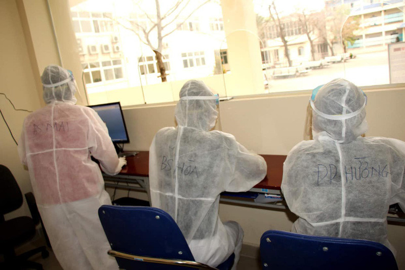 Từ khi dịch bệnh COVID-19 bùng phát trở lại, gần 50 bác sĩ Bệnh viện Bạch Mai (Hà Nội) đã về tăng cường tại Hải Dương, hỗ trợ và cùng với các y, bác sĩ, lực lượng y tế tại địa phương phòng chống dịch. Ảnh: VTV.