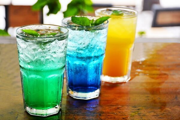 7. Soda: Bạn càng có nhiều soda, bạn càng tăng thêm calo. Khí cacbonic từ soda khi uống sẽ được giải phóng trong dạ dày, nơi các thụ thể hóa học phát hiện ra khí cacbonic khiến các tế bào ở đầu dạ dày tiết ra ghrelin, dẫn đến cảm giác đói. Soda ngăn bạn cảm thấy no và nó trộn với đường khiến bạn càng thèm ngọt hơn, điều này chắc chắn không tốt cho sức khỏe.
