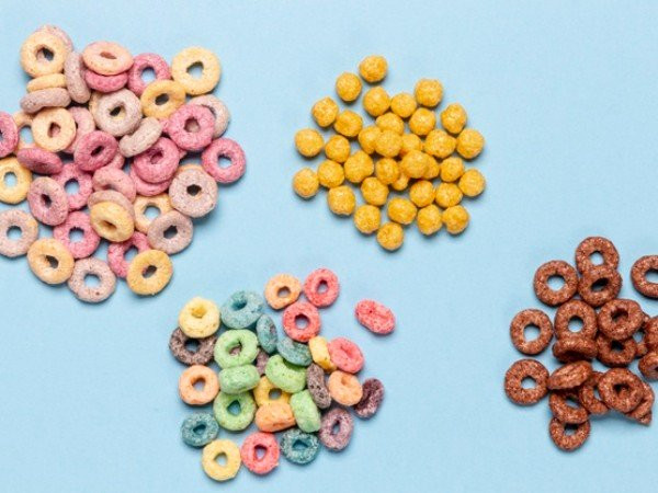 9. Ngũ cốc: Những loại ngũ cốc có chất làm ngọt nhân tạo có thể ảnh hưởng đến lượng đường trong máu của bạn và thực sự khiến bạn đói hơn. Các chuyên gia nói rằng điều này có thể là do hương vị ngọt ngào mà không chứa calo của ngũ cốc khiến cơ thể bạn sẽ thèm calo và đói hơn.