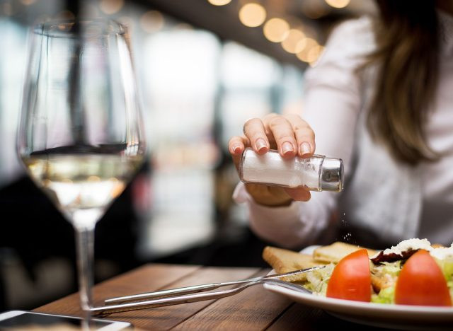 5. Ăn quá nhiều muối: Chuyên gia Byrne phân tích rằng: “Ăn quá nhiều natri sẽ gây ra huyết áp cao và giữ nước. Giữ nước khiến thận bài tiết natri dư thừa, sau đó có thể làm giảm khả năng chống nhiễm trùng của cơ thể".