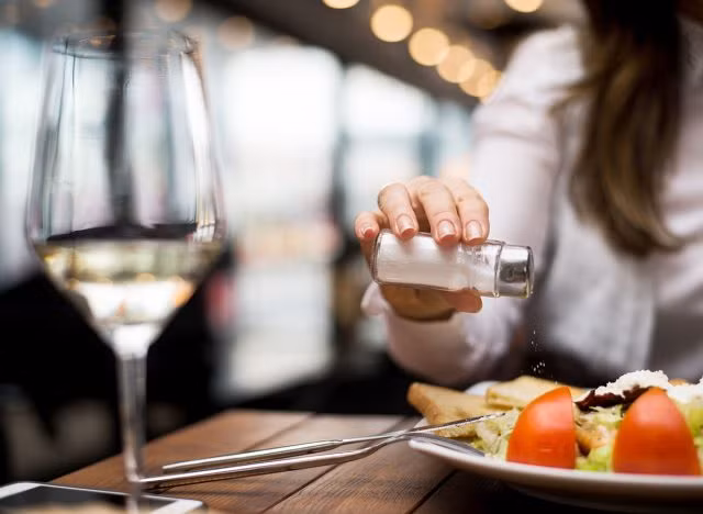 5. Ăn quá nhiều muối: Chuyên gia Byrne phân tích rằng: “Ăn quá nhiều natri sẽ gây ra huyết áp cao và giữ nước. Giữ nước khiến thận bài tiết natri dư thừa, sau đó có thể làm giảm khả năng chống nhiễm trùng của cơ thể".