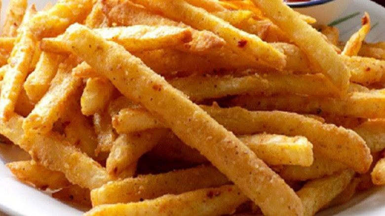 3. Ăn thức ăn nhẹ chế biến sẵn: Mặc dù đồ ăn nhẹ đã qua chế biến, như khoai tây chiên và bánh quy, có thể thuận tiện, nhưng chúng lại ảnh hưởng đến sức khỏe miễn dịch của bạn.