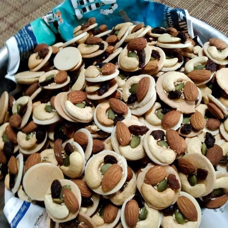 Ngoài ra, chị em cần mua mạch nha để kết dính hạt và đế bánh. Hoặc bạn có thể dùng hỗn hợp siro ngô- lòng trắng trứng tỷ lệ 1:1 thay thế.