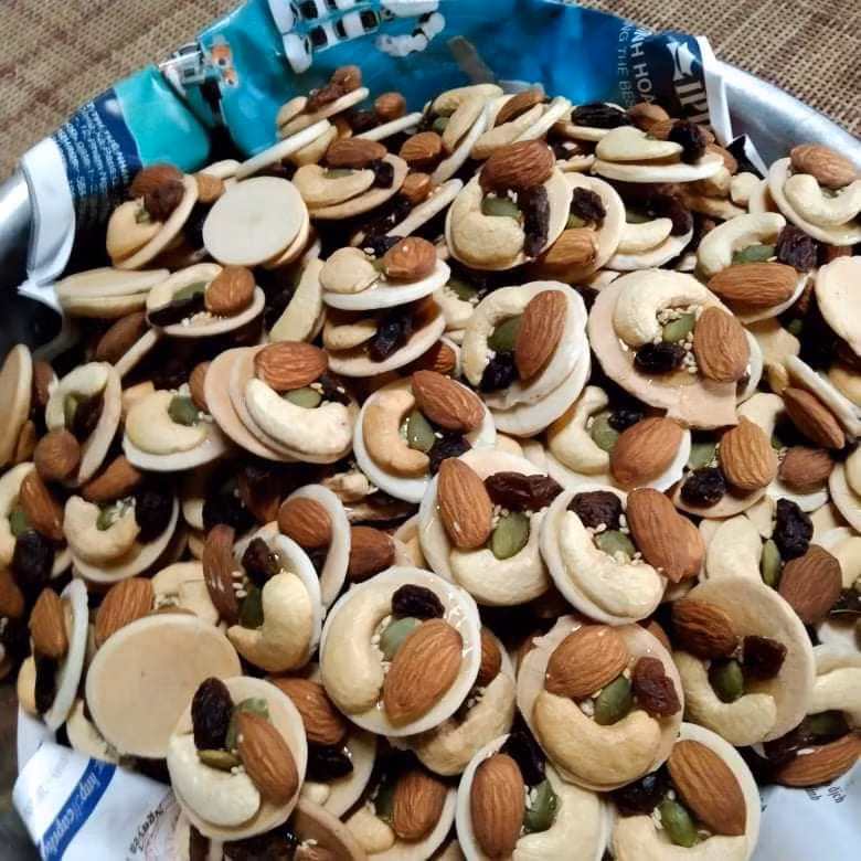 Ngoài ra, chị em cần mua mạch nha để kết dính hạt và đế bánh. Hoặc bạn có thể dùng hỗn hợp siro ngô- lòng trắng trứng tỷ lệ 1:1 thay thế.