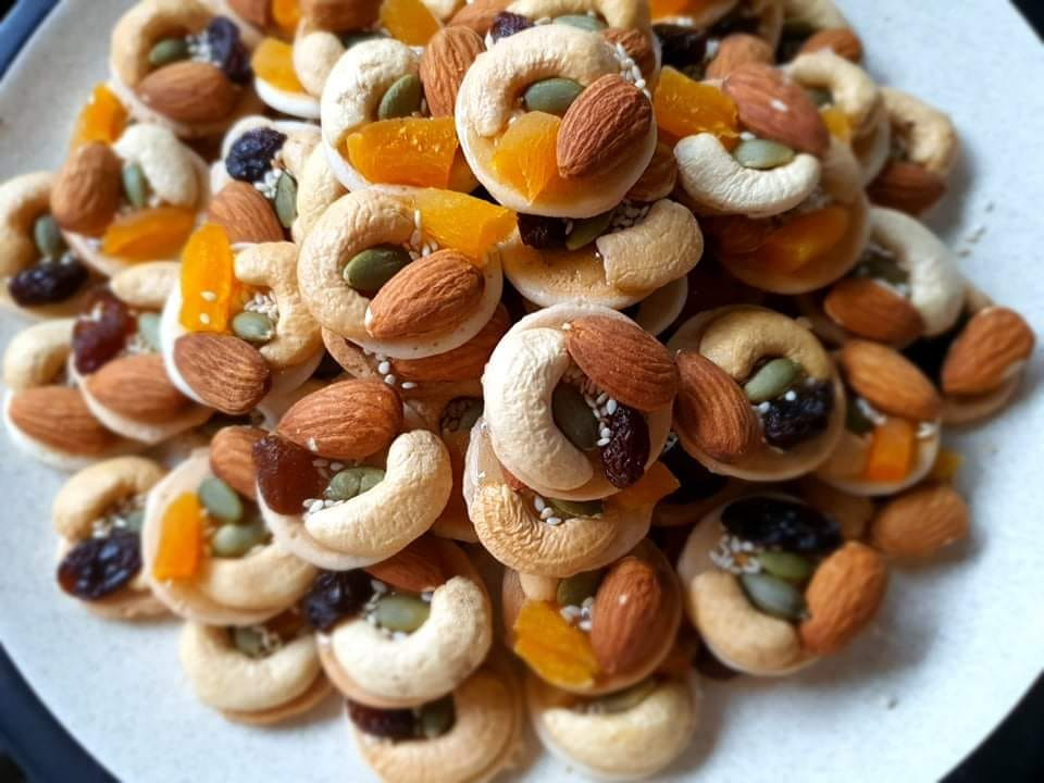 Quết đều mạch nha vào một mặt của chiếc bánh đồng tiền. Khi mạch nha đã bám đều thì gắn các loại hạt lên trên theo sở thích. 