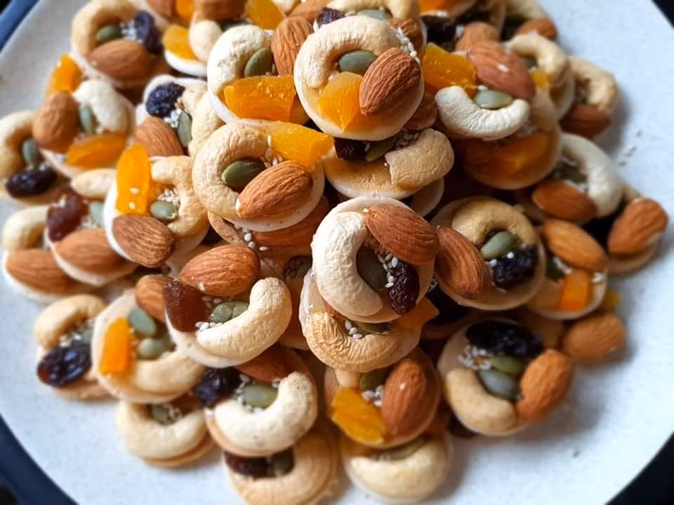 Quết đều mạch nha vào một mặt của chiếc bánh đồng tiền. Khi mạch nha đã bám đều thì gắn các loại hạt lên trên theo sở thích. 