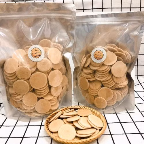 Đế bánh đồng tiền thì chị em có thể mua loại bánh này tại các cửa hàng bán nguyên liệu làm bánh hoặc ở các trang thương mại điện tử. Đế bánh đồng tiền này có giá rất phải chăng, chỉ từ 35.000 - 45.000 đồng/500g.