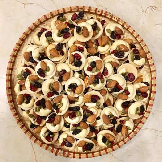 Chỉ với một vài nguyên liệu đơn giản, không cần nấu nướng cầu kỳ, bạn vẫn có thể tạo ra được những chiếc bánh đồng tiền ngũ hạt xinh xắn, ngon miễn chê.