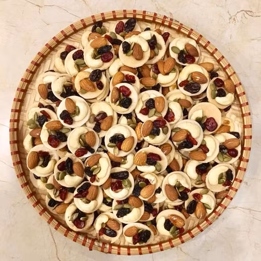 Chỉ với một vài nguyên liệu đơn giản, không cần nấu nướng cầu kỳ, bạn vẫn có thể tạo ra được những chiếc bánh đồng tiền ngũ hạt xinh xắn, ngon miễn chê.