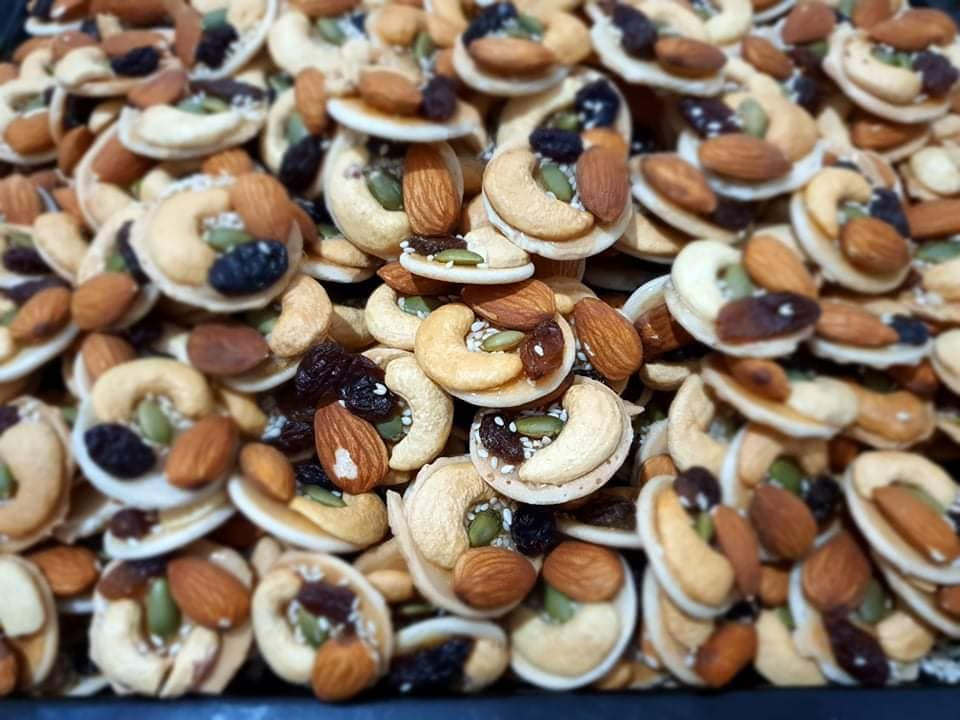 Nên mở hé cửa lò trong quá trình nướng để nhiệt độ trong lò không tăng quá cao làm cháy bánh. Khi nướng chú ý canh lò để trường hợp bánh bị cháy. Khi thấy hạt dính chắc vào bánh thì có thể bỏ ra và để nguội.