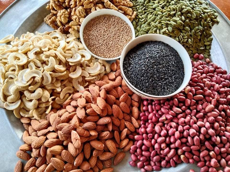 Nguyên liệu làm bánh: Hạt điều, hạnh nhân, hạt dẻ cười, nam việt quyết, hạt hướng dương, hạt bí đã tách vỏ, nho khô, vừng trắng, vừng đen. Chị em có thể tự chọn các loại hạt tùy theo sở tích.