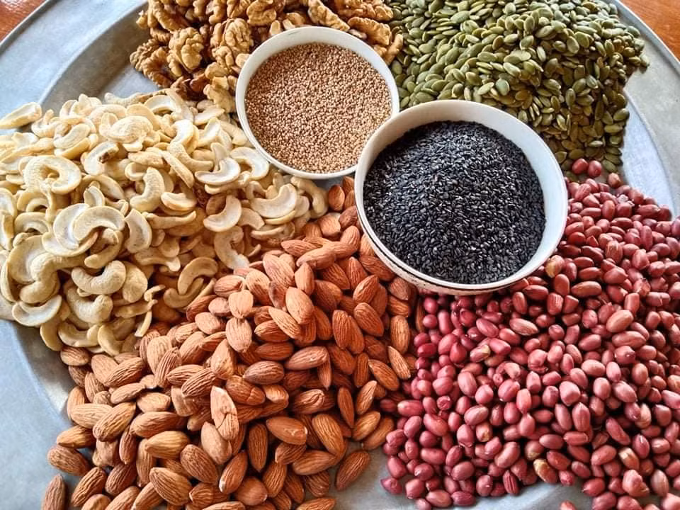 Nguyên liệu làm bánh: Hạt điều, hạnh nhân, hạt dẻ cười, nam việt quyết, hạt hướng dương, hạt bí đã tách vỏ, nho khô, vừng trắng, vừng đen. Chị em có thể tự chọn các loại hạt tùy theo sở tích.