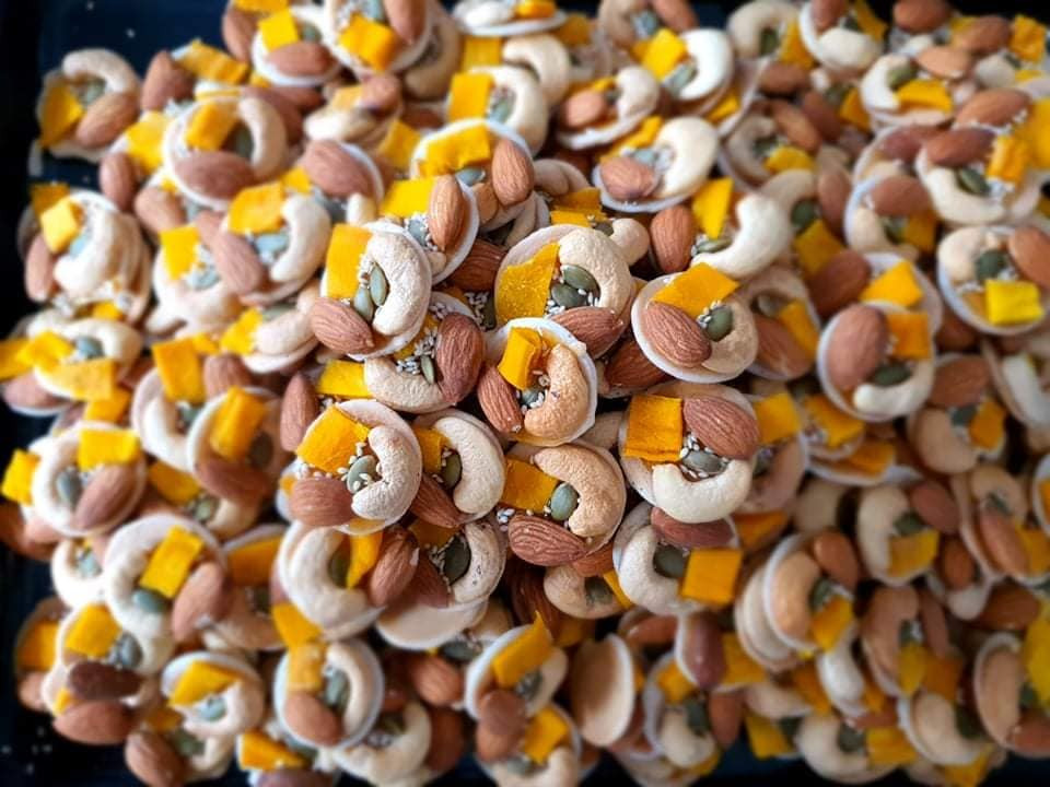 Xếp bánh vào khay để nướng. Làm nóng lò nướng ở nhiệt độ 100 độ C trong 10 phút rồi bỏ bánh vào nướng ở nhiệt độ 100 độ C trong 25 phút.