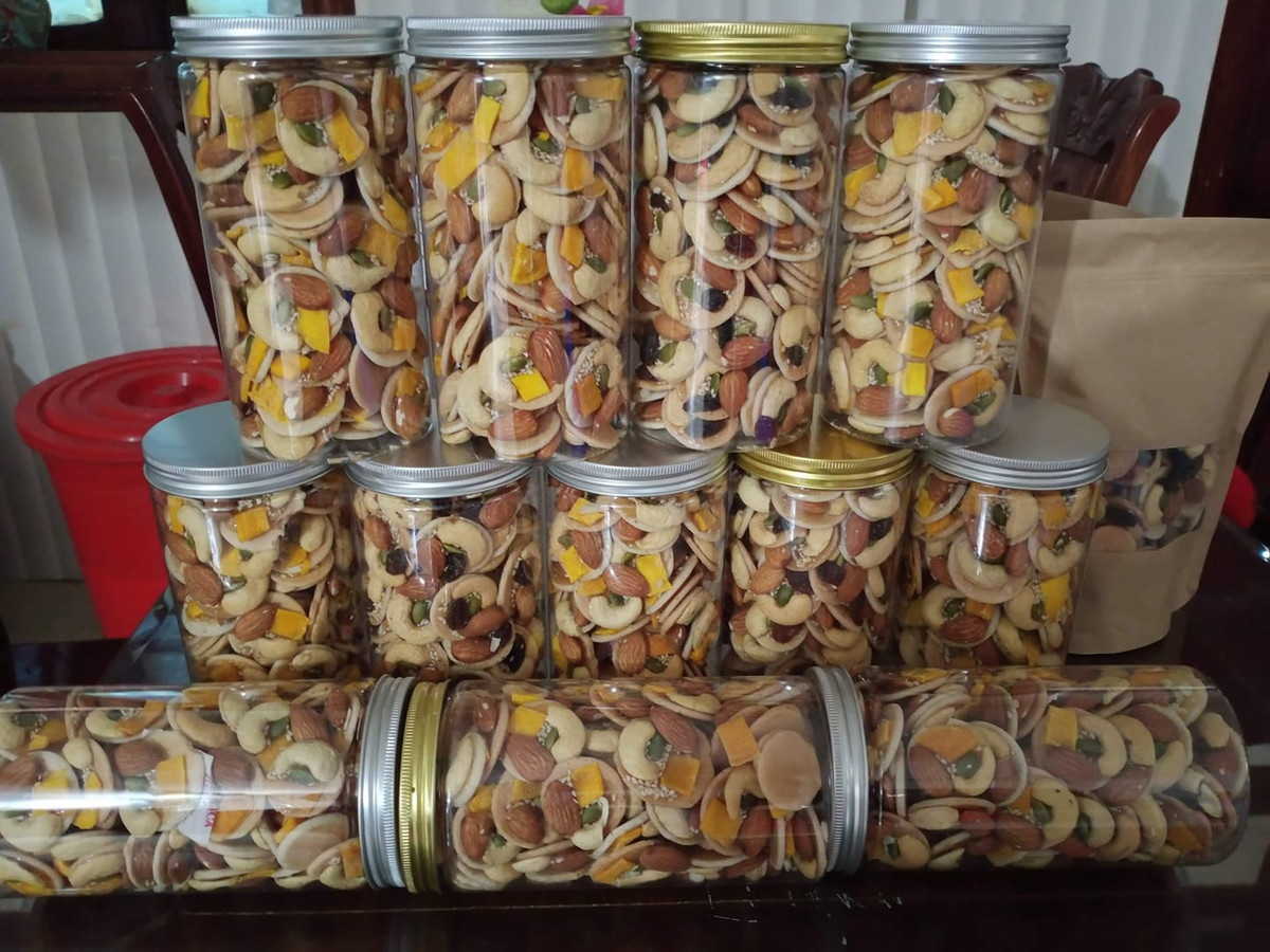 Khi bánh nguội thì bỏ vào lọ hoặc hộp có nắp đậy kín để ăn dần. Món bánh này khiến người ăn mê mẩn bởi vị ngọt nhẹ, thơm của các loại hạt, chua chua của quả. Ảnh: FB, Internet.