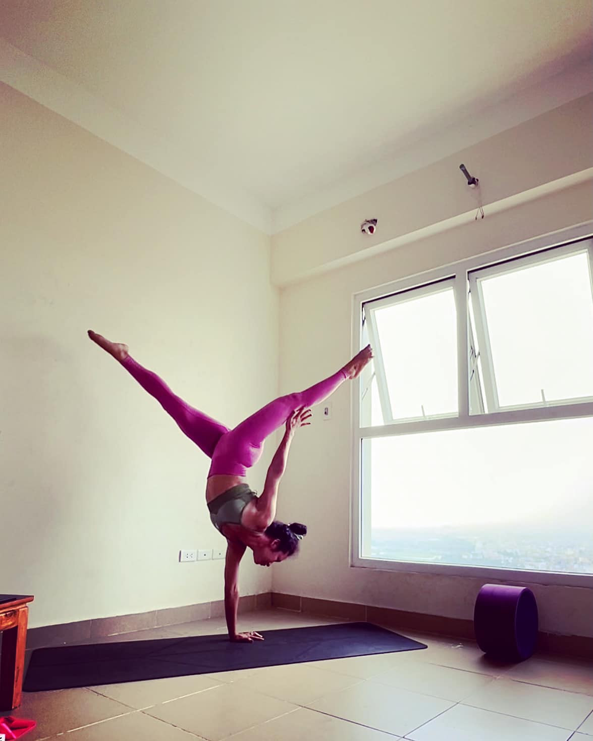 Mỗi ngày, chị dành ra 1-2 tiếng để tập yoga. Bất cứ lúc nào rảnh rỗi, ở bất cứ đâu, chị cũng đều tạo thói quen vận động cho bản thân. Càng tập càng mê, chị bắt đẩu thử sức với các tư thế đẹp và khó.