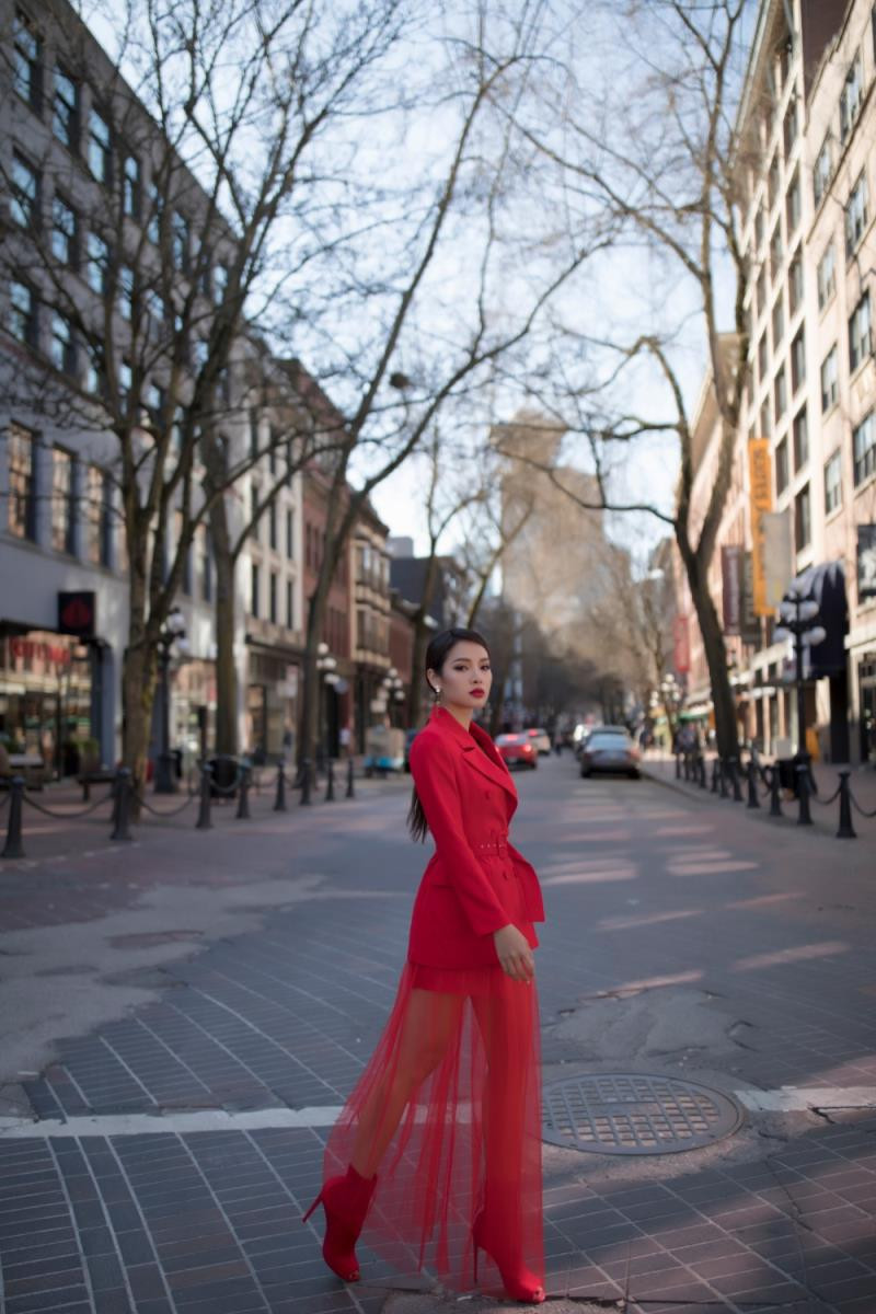 Phương Trinh Jolie cũng đón lễ tình nhân rạng rỡ trong set đồ màu đổ nổi bần bật giữa phố.