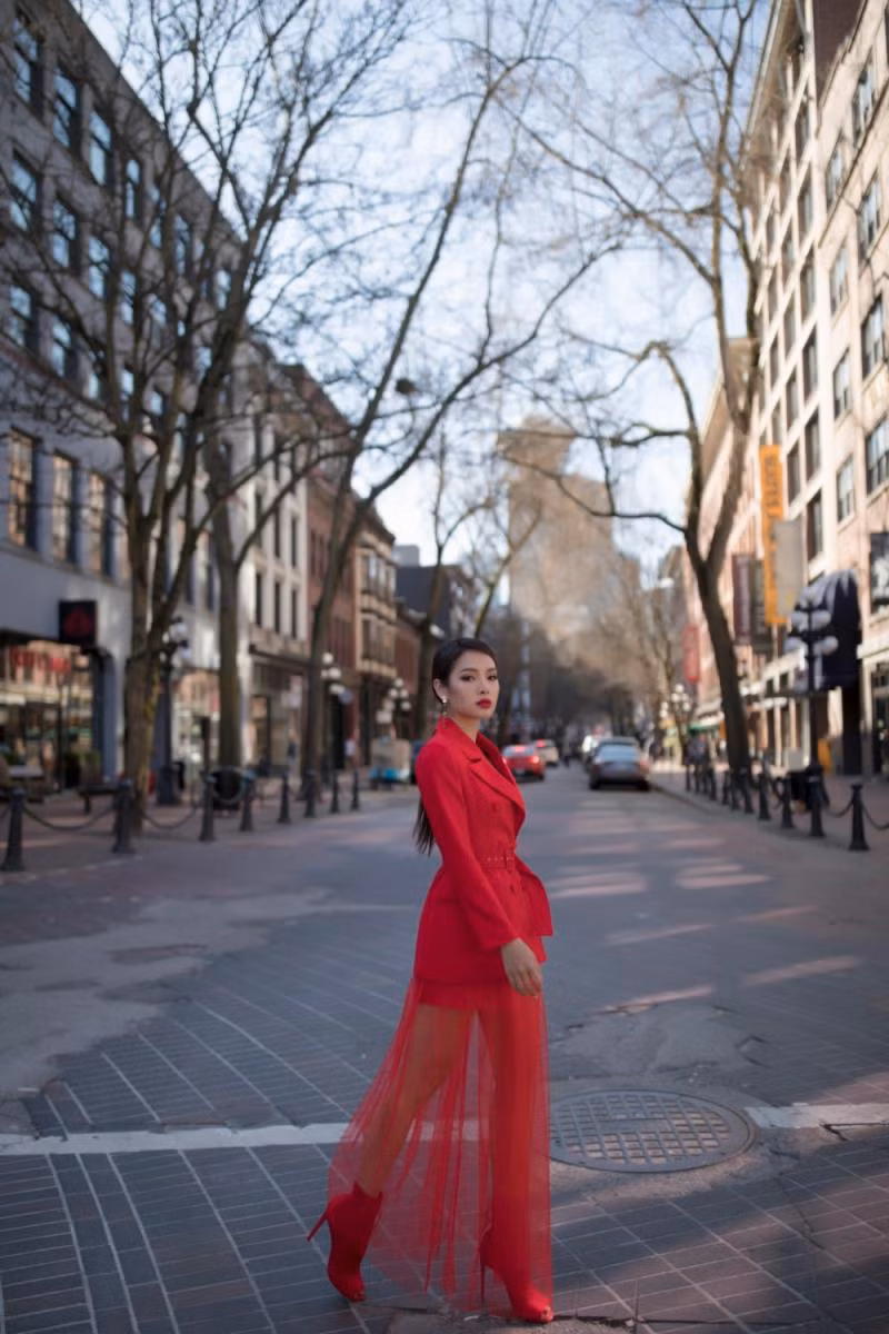 Phương Trinh Jolie cũng đón lễ tình nhân rạng rỡ trong set đồ màu đổ nổi bần bật giữa phố.