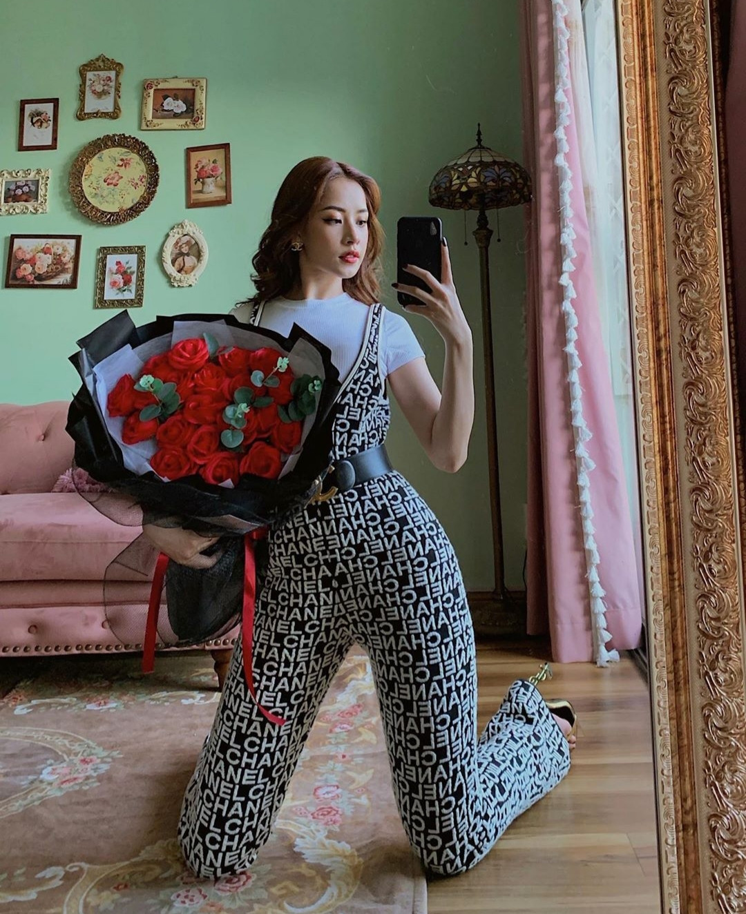 Chi Pu tích cực “thả thính” với set đồ đến từ thương hiệu Chanel nổi tiếng vào ngày lễ tình yêu.