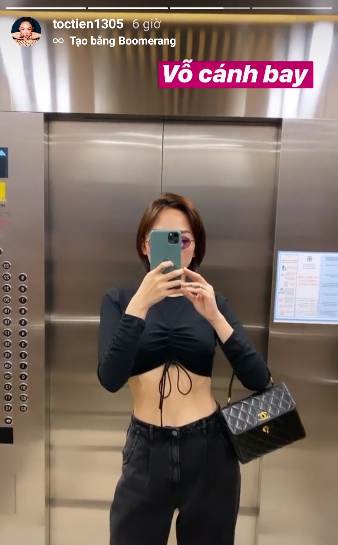 Nhân ngày 14/2, Tóc Tiên khoe vòng eo thon gọn của mình khi diện set đồ đen, áo croptop có điểm nhấn ở ngang ngực được cô kết hợp cùng quần cùng tông màu và chiếc túi Chanel sang trọng.