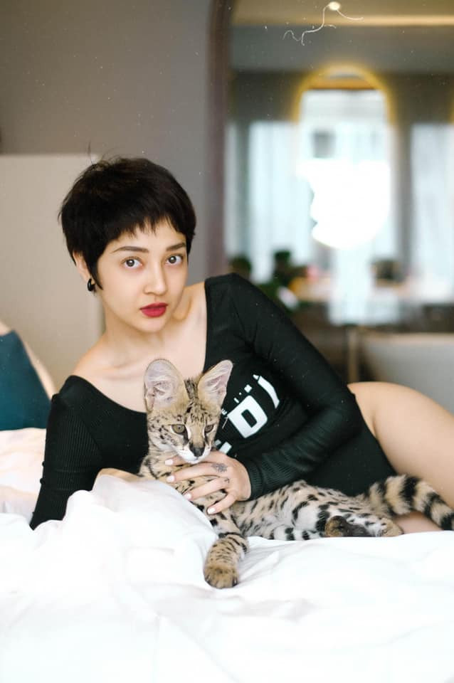 Trên trang cá nhân, ca sĩ Bảo Anh chia sẻ hình ảnh mặc gợi cảm tạo dáng bên thú cưng dịp Valentine.