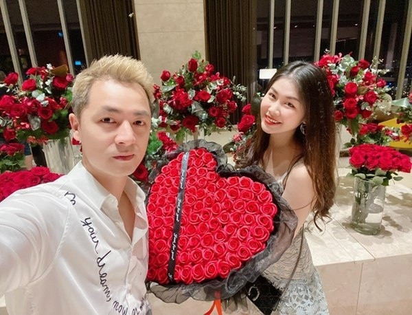 Đăng Khôi khiến bà xã Thủy Anh bất ngờ với món quà hàng hiệu Dior và 99 đóa hồng hình trái tim. Ảnh: FB, IG.