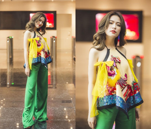 Hoàng Thùy Linh mang đến một hình ảnh mới mẻ và hiện đại cho áo yếm với thiết kế đẹp mắt.