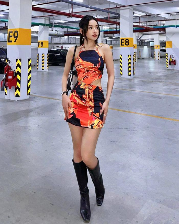 Chi Pu khoe eo thon, dáng chuẩn nhờ set đồ crop top cổ yếm và chân váy ngắn. Ảnh: FB, IG.