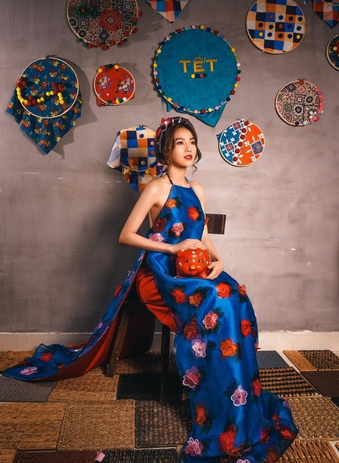 Ninh Dương Lan Ngọc cũng có dịp khoe sắc trong chiếc váy yếm vô cùng độc đáo.