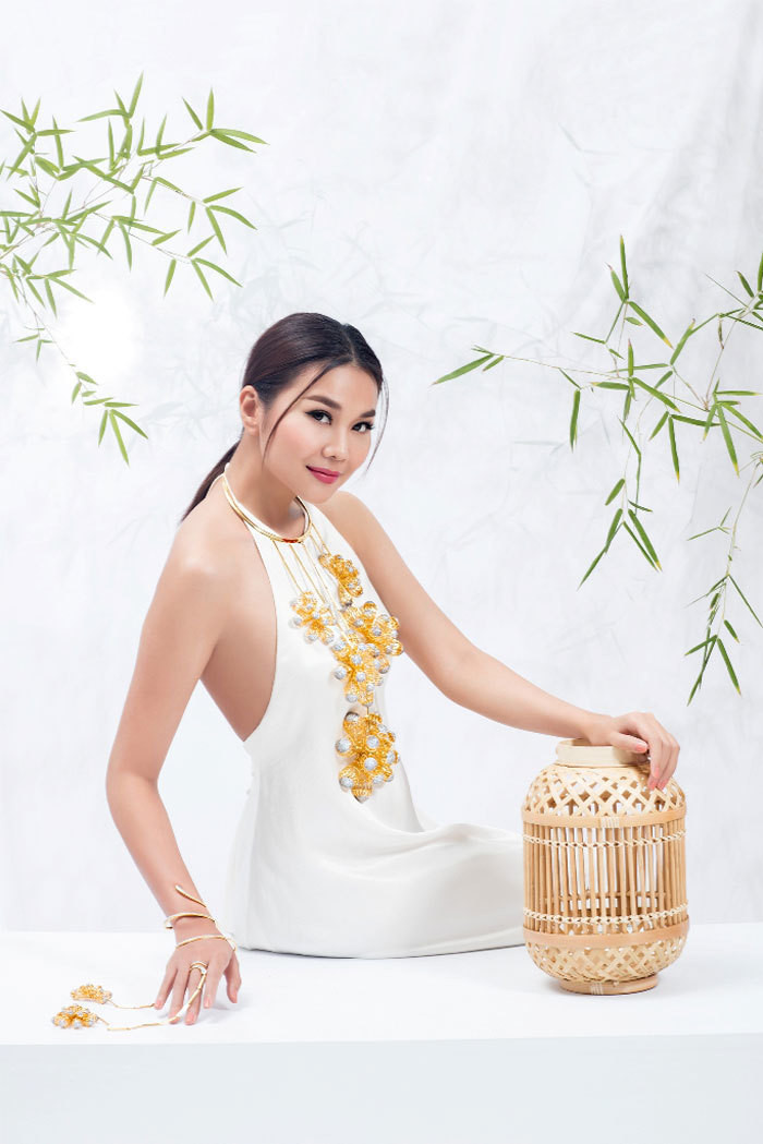 Siêu mẫu Thanh Hằng chọn áo yếm kết hợp cùng trang sức được làm từ hình tượng đèn lồng.