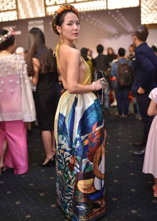 Trong một sự kiện khác, nữ ca sĩ gây ấn tượng mạnh với áo yếm, váy phồng.