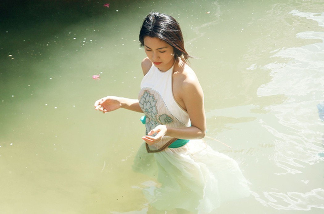 Tăng Thanh Hà từng gây thương nhớ với áo yếm điệu đà quyến rũ khi đóng phim “Mỹ nhân kế”.