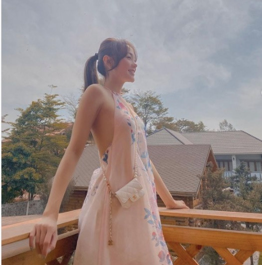 Sở hữu ngoại hình gợi cảm, ca sĩ Minh Hằng lựa chọn trang phục áo yếm khoe khéo lưng trần nuột nà.