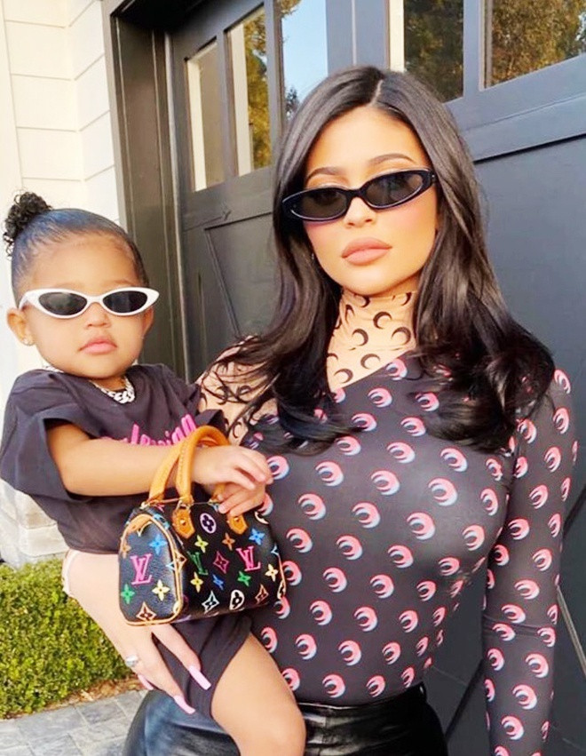 Bé Stormi còn từng được bác gái Kim Kardashian tặng túi Louis Vuitton giá khoảng 2.000 USD.