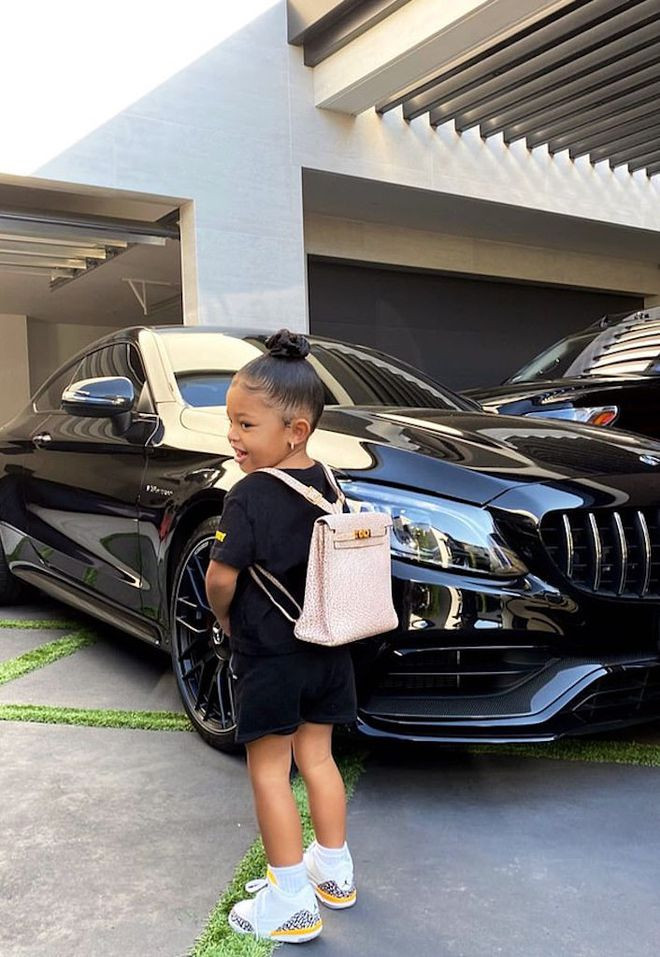 Sở hữu khối tài sản khổng lồ, Kylie Jenner không ngại chi nhiều tiền đầu tư trang phục cho con gái. Mới đây, nữ tỷ phú này sắm hẳn balo Hermes trị giá hàng trăm triệu đồng chỉ để con gái đeo đến lớp.
