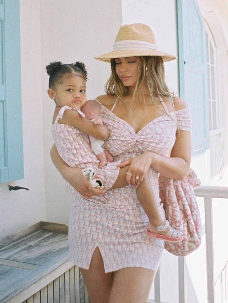 Từ nhỏ, bé Stormi đã sở hữu các món đồ hiệu đắt đỏ từ những thương hiệu lớn như Louis Vuitton, Hermès...